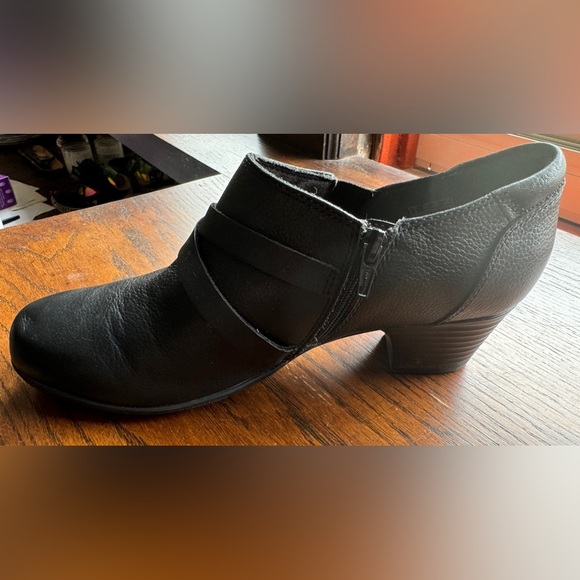CLARKS Women’s Low Ankle Leather Heel Boots - Black - Size 41 EU / 9.5 US - Picture 16 of 16